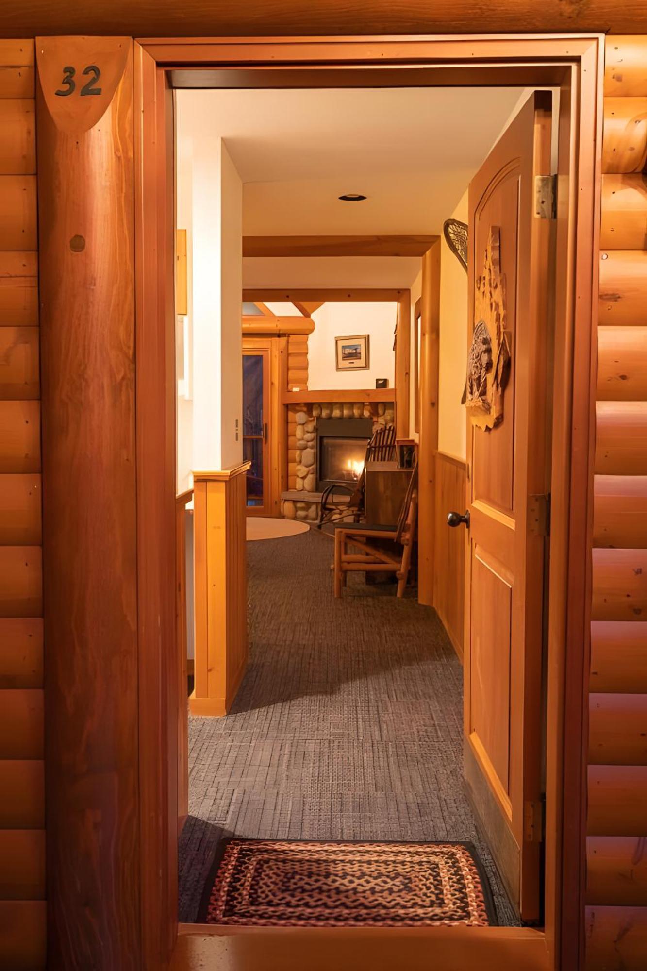 Baker Creek By Basecamp Hotel Lake Louise Exterior photo