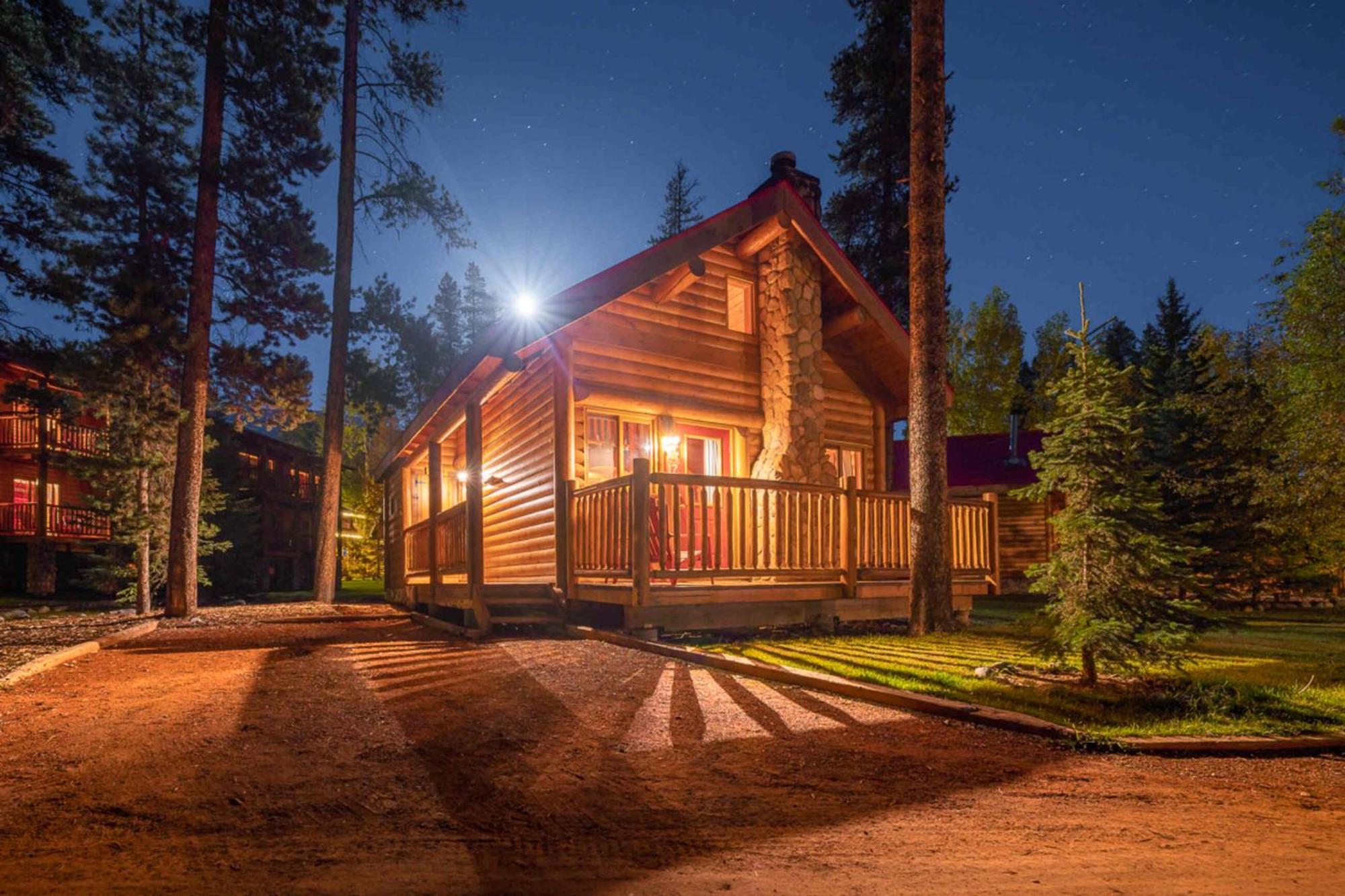 Baker Creek By Basecamp Hotel Lake Louise Exterior photo